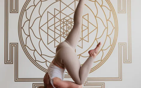 Core & Calm in der Riederalm
mit Christin Ola (Studio Cosmos) Dame in einer Yogaposition